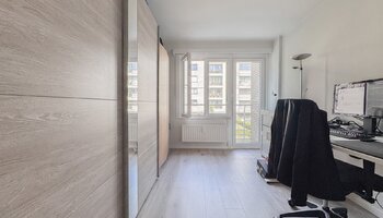 Volledig vernieuwd 2-slpk appartement met garage
