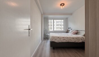 Volledig vernieuwd 2-slpk appartement met garage