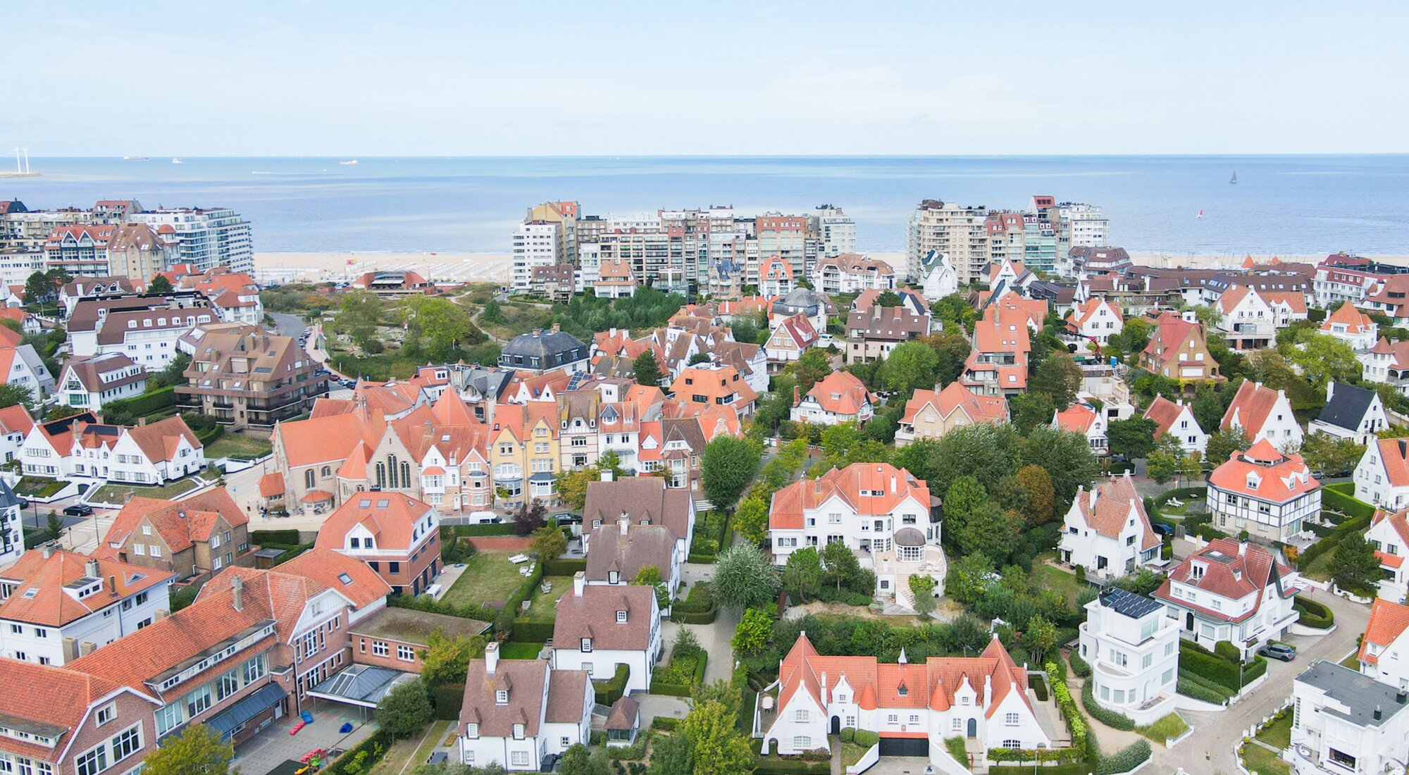 Luxueus gerenoveerde koppelvilla nabij het strand te Duinbergen. 