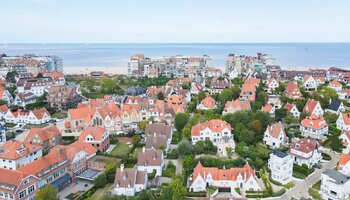 Luxueus gerenoveerde koppelvilla nabij het strand te Duinbergen. 