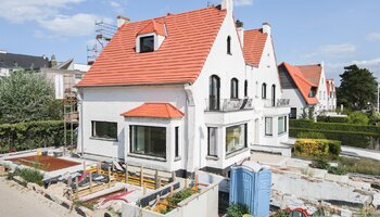Luxueus gerenoveerde koppelvilla nabij het strand te Duinbergen. 