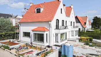 Luxueus gerenoveerde koppelvilla nabij het strand te Duinbergen.