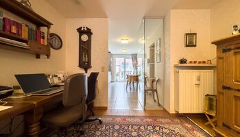 Large appartement (plus de 9 m) à fort potentiel situé près du centre-ville