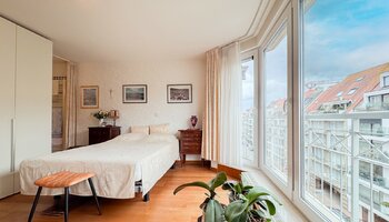 Large appartement (plus de 9 m) à fort potentiel situé près du centre-ville