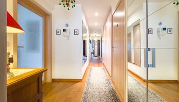 Large appartement (plus de 9 m) à fort potentiel situé près du centre-ville