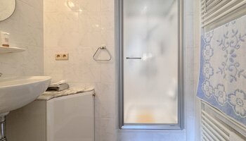Large appartement (plus de 9 m) à fort potentiel situé près du centre-ville