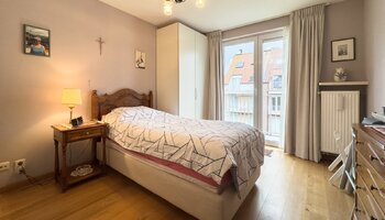 Large appartement (plus de 9 m) à fort potentiel situé près du centre-ville