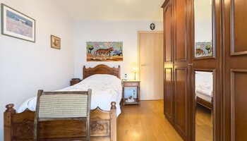 Large appartement (plus de 9 m) à fort potentiel situé près du centre-ville