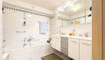 Large appartement (plus de 9 m) à fort potentiel situé près du centre-ville