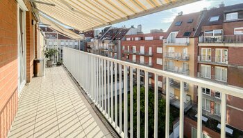 Large appartement (plus de 9 m) à fort potentiel situé près du centre-ville