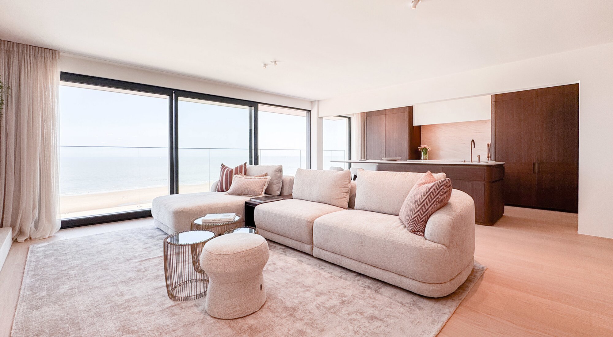 Luxueux appartement situé sur la digue du Zoute, avec une façade de 8 mètres de large.