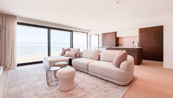 Luxueux appartement situé sur la digue du Zoute, avec une façade de 8 mètres de large.