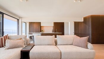 Luxueux appartement situé sur la digue du Zoute, avec une façade de 8 mètres de large.