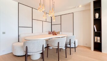 Luxueux appartement situé sur la digue du Zoute, avec une façade de 8 mètres de large.