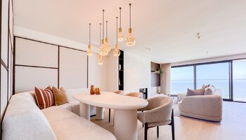 Luxueux appartement situé sur la digue du Zoute, avec une façade de 8 mètres de large.