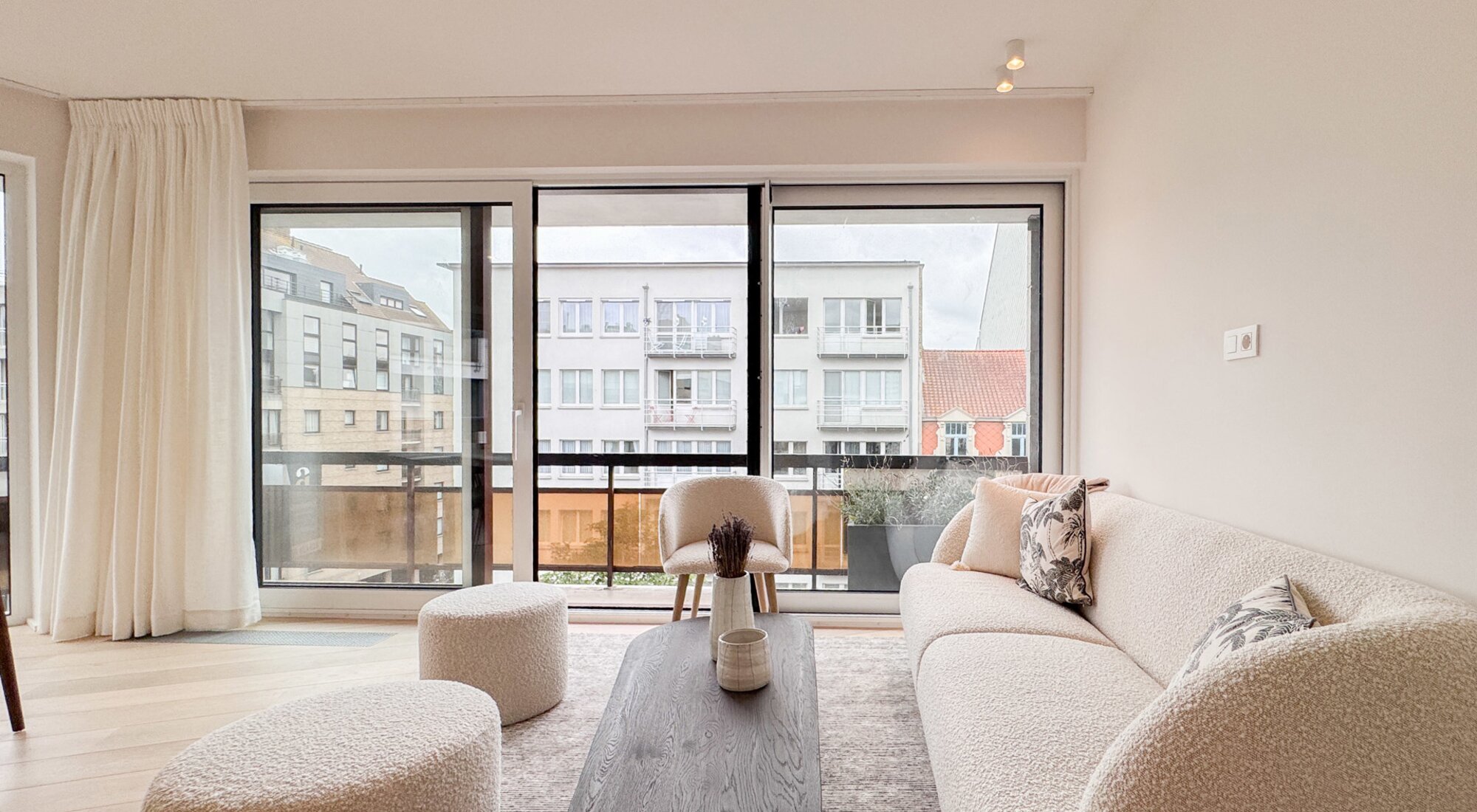 Appartement d'angle lumineux de 3 chambres avec finitions luxueuses dans le centre-ville