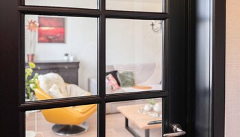 Halfopen gezinswoning met zuidgerichte tuin en carport