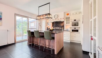 Halfopen gezinswoning met zuidgerichte tuin en carport