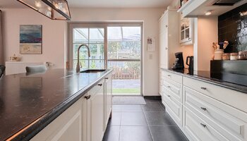 Halfopen gezinswoning met zuidgerichte tuin en carport
