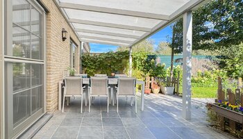 Halfopen gezinswoning met zuidgerichte tuin en carport