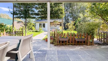 Halfopen gezinswoning met zuidgerichte tuin en carport