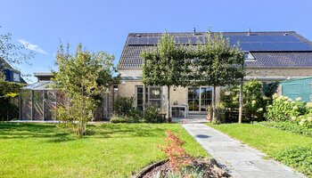 Halfopen gezinswoning met zuidgerichte tuin en carport