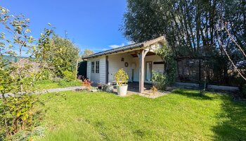 Halfopen gezinswoning met zuidgerichte tuin en carport