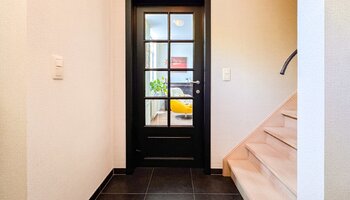 Halfopen gezinswoning met zuidgerichte tuin en carport