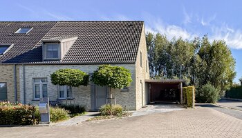 Halfopen gezinswoning met zuidgerichte tuin en carport