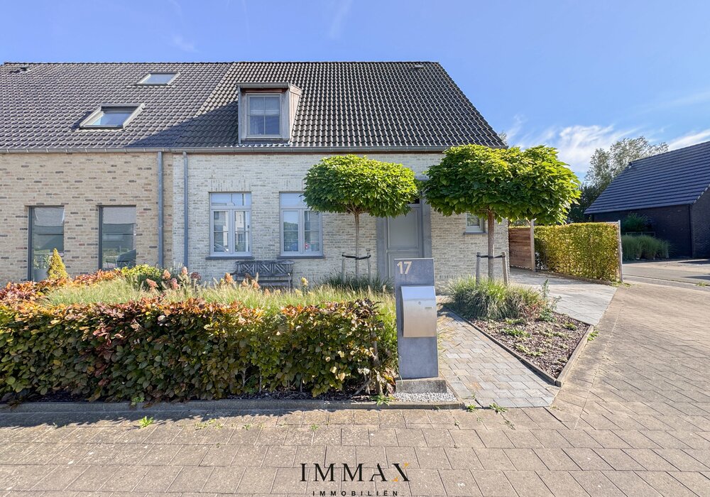 Halfopen gezinswoning met zuidgerichte tuin en carport