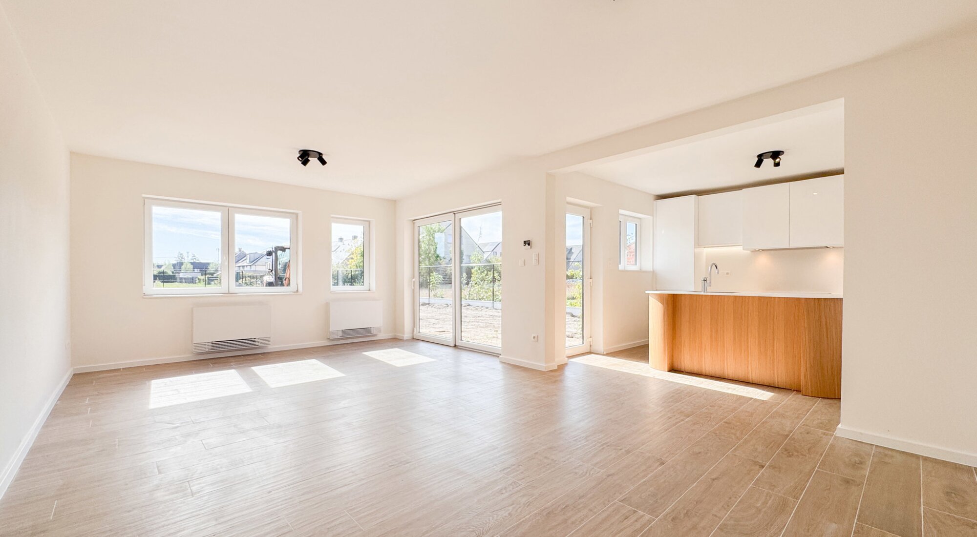 Halfopen woning met zongerichte tuin en inpandige garage