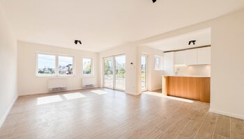 Halfopen woning met zongerichte tuin en inpandige garage