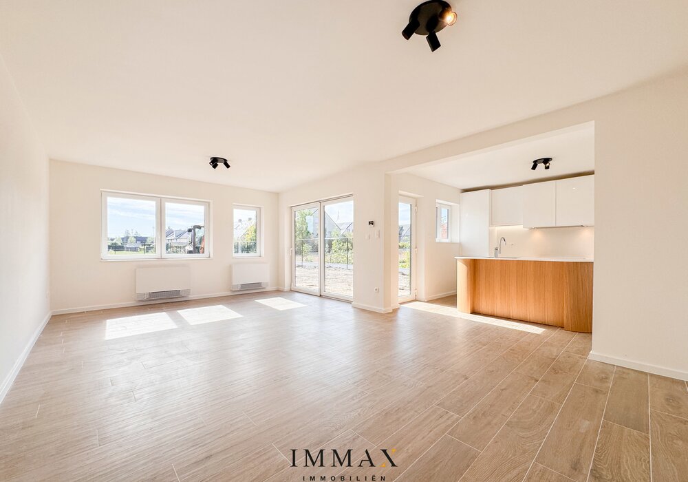 Halfopen woning met zongerichte tuin en inpandige garage