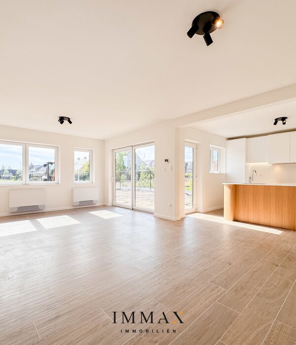 Halfopen woning met zongerichte tuin en inpandige garage