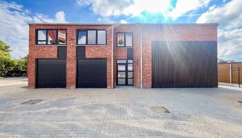 Halfopen woning met zongerichte tuin en inpandige garage