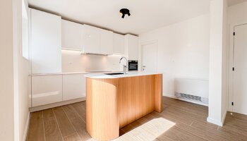 Halfopen woning met zongerichte tuin en inpandige garage