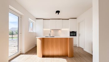 Halfopen woning met zongerichte tuin en inpandige garage