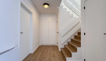 Halfopen woning met zongerichte tuin en inpandige garage