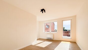 Halfopen woning met zongerichte tuin en inpandige garage
