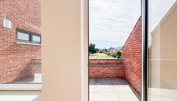 Halfopen woning met zongerichte tuin en inpandige garage