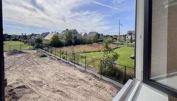 Halfopen woning met zongerichte tuin en inpandige garage