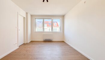 Halfopen woning met zongerichte tuin en inpandige garage