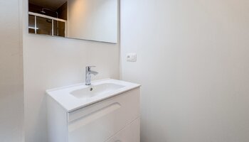 Halfopen woning met zongerichte tuin en inpandige garage