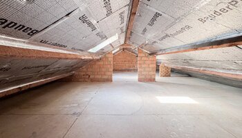 Halfopen woning met zongerichte tuin en inpandige garage