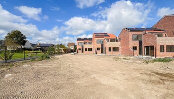 Halfopen woning met zongerichte tuin en inpandige garage