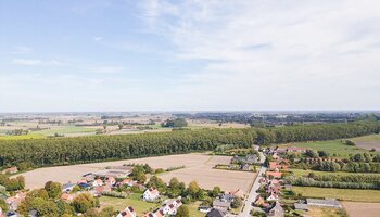Halfopen woning met zongerichte tuin en inpandige garage