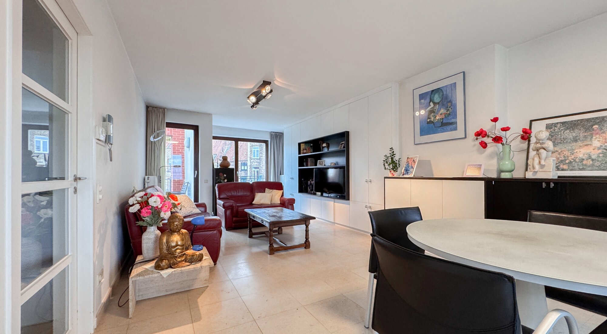 Instapklaar duplex appartement met dubbele autostaanplaats