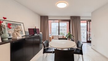 Instapklaar duplex appartement met dubbele autostaanplaats