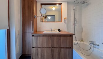 Instapklaar duplex appartement met dubbele autostaanplaats