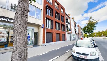 Instapklaar duplex appartement met dubbele autostaanplaats